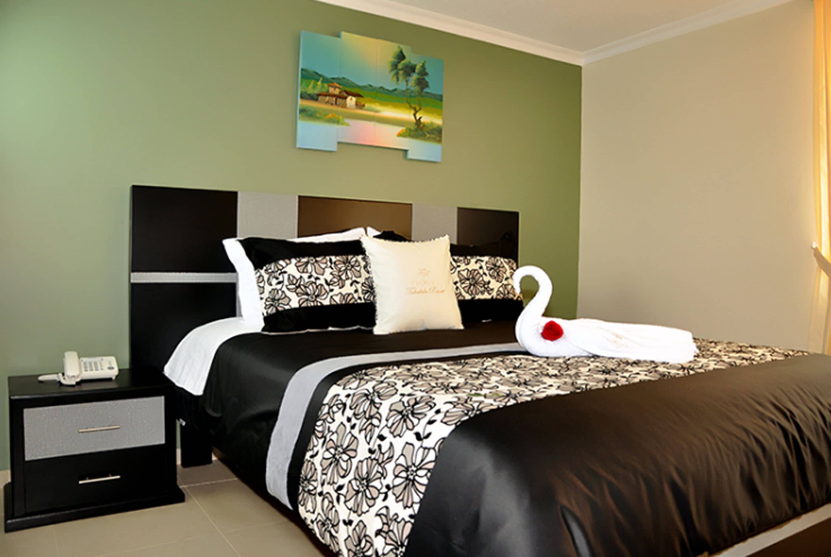 double room, 1 queen bed | 1 bedroom, hypo-allergenic bedding, in-room safe, individually decorated