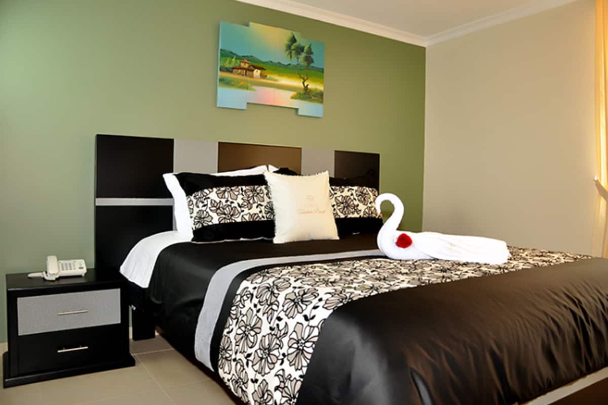double room, 1 queen bed | 1 bedroom, hypo-allergenic bedding, in-room safe, individually decorated