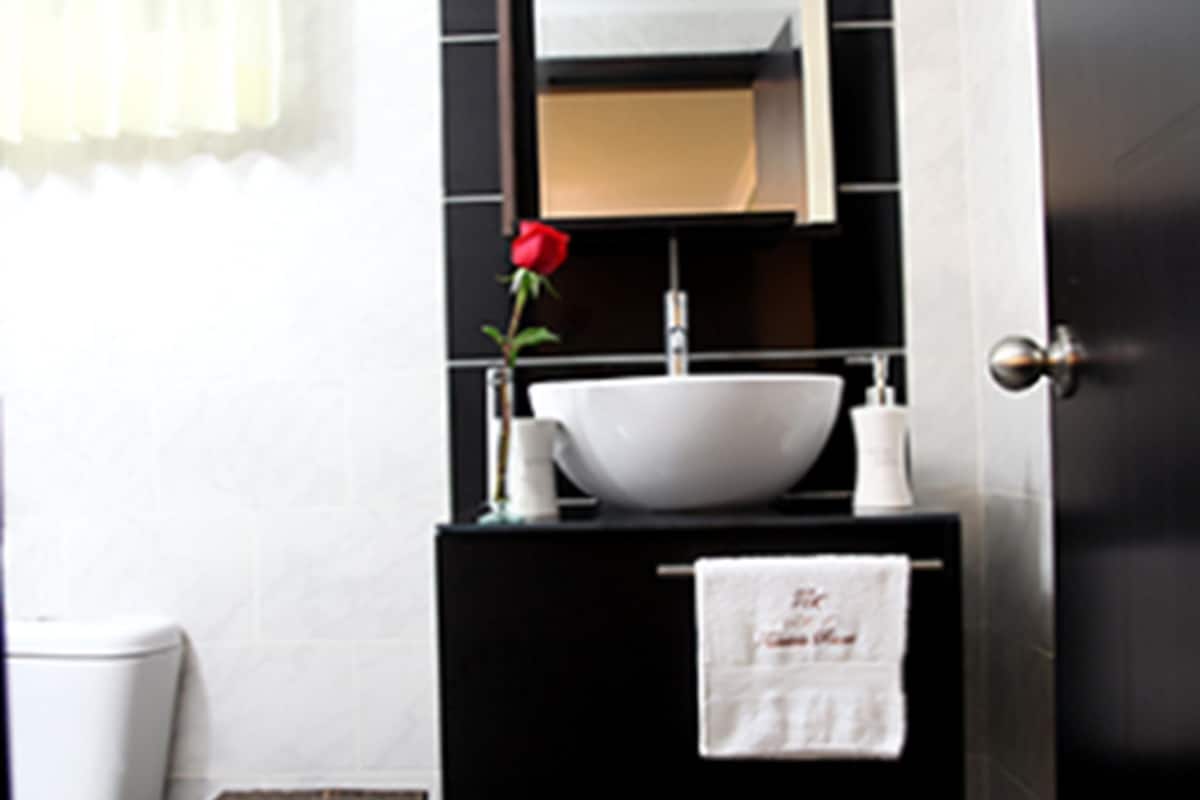 double room, 1 queen bed | bathroom | shower, free toiletries, hair dryer, slippers