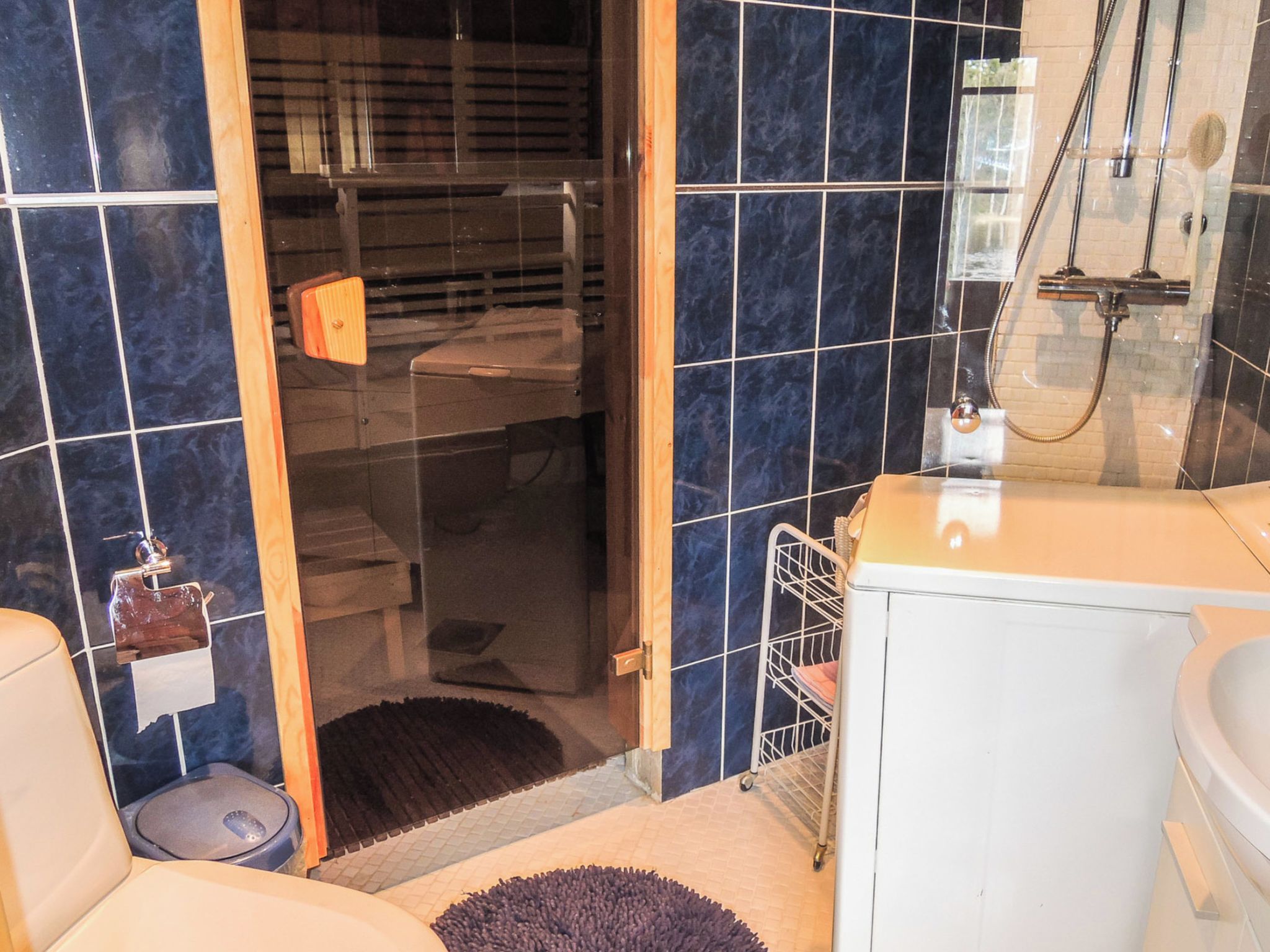 Une salle de bain avec une baignoire, une douche et des toilettes.