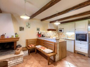 Réfrigérateur, four à micro-ondes, un four, lave-vaisselle