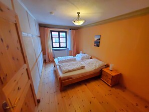 3 quartos, berço de viagem, Wi-Fi, roupa de cama