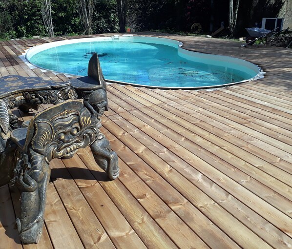 حمّام سباحة خارجي، حمّام سباحة مُدفَّأ