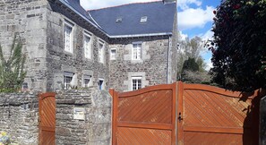 المنشأة من الخارج