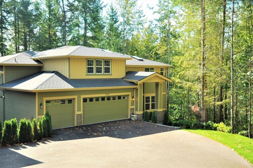Spacious, family friendly, great for hosting w/ large island, quite & peaceful!
