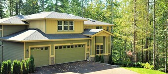 Spacious, family friendly, great for hosting w/ large island, quite & peaceful!