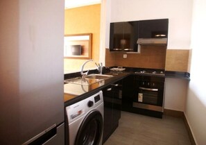 Fridge, oven, stovetop, cookware/dishes/utensils - Jnane Gueliz Residence 4053 (Marrakech)