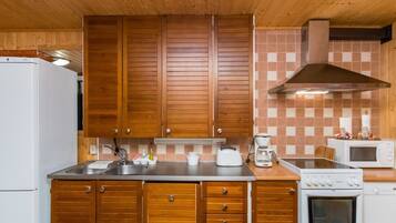 Fridge, microwave, dishwasher, cookware/dishes/utensils