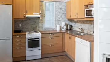 Geladeira, micro-ondas, lava-louças