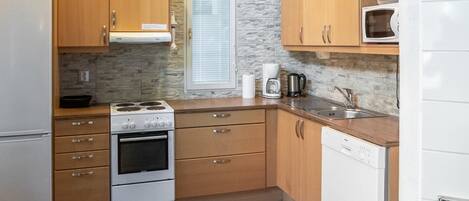 Fridge, microwave, dishwasher, cookware/dishes/utensils