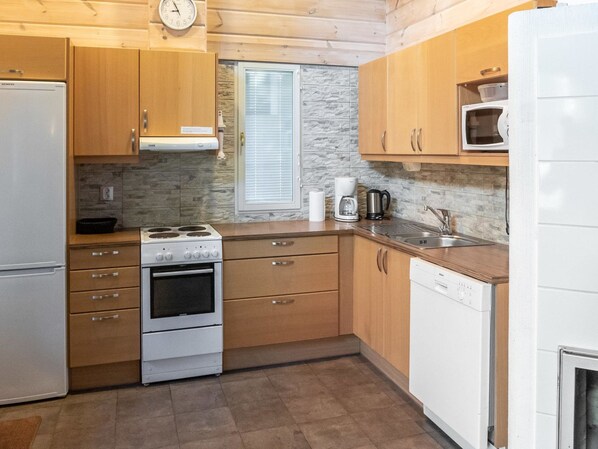 Frigorífico, microondas, lavavajillas y utensilios de cocina