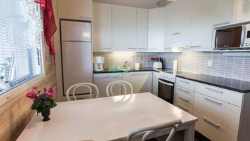 Frigorifero, microonde, lavastoviglie, pentole/stoviglie/utensili