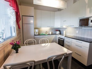 Frigorifero, microonde, lavastoviglie, pentole/stoviglie/utensili