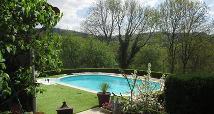 Maisonnet charmante avec piscine, rando et repos