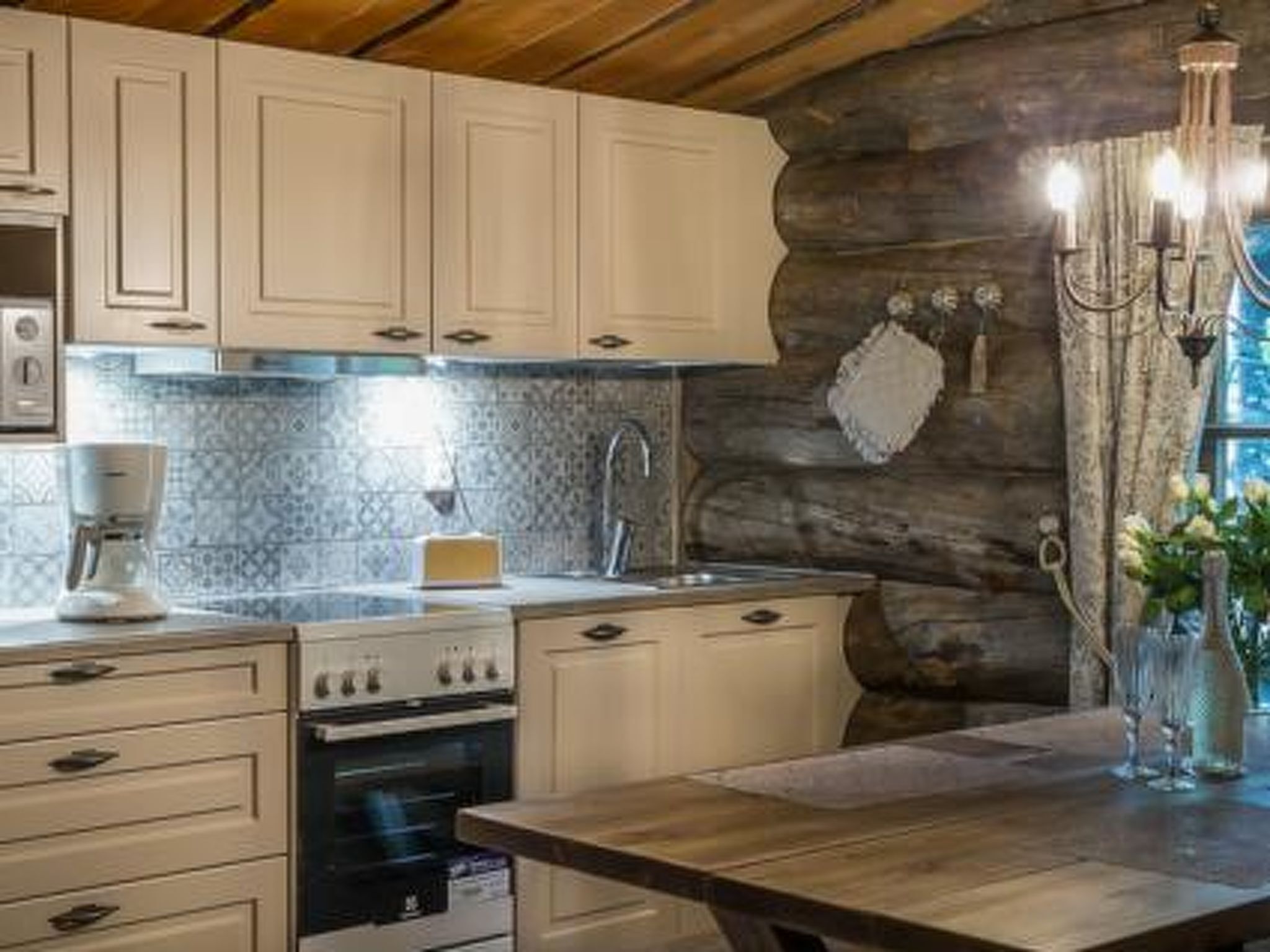 Jääkaappi, astianpesukone, keittoastiat/astiat/ruokailuvälineet