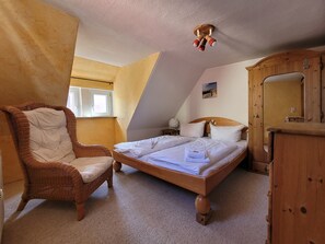 2 bedrooms, travel cot, WiFi, bed sheets