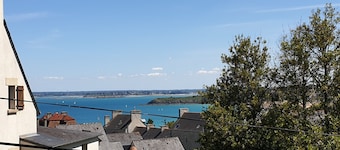 VUE MER. Maison rénovée avec jardin clos (4/5 personnes) PRES DE LA GRANDE PLAGE
