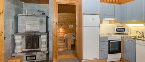 Kühlschrank, Mikrowelle, Geschirrspüler, Kochgeschirr/Geschirr/Besteck