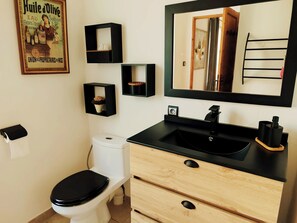 Dusche, Haartrockner, Handtücher, Toilettenpapier