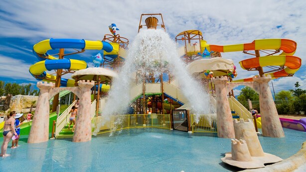 A water park with multiple slides and a central water fountain. - Chalet in Provence with Pool, Parking, Wifi, Near Avignon, Luberon ... (Sorgues)