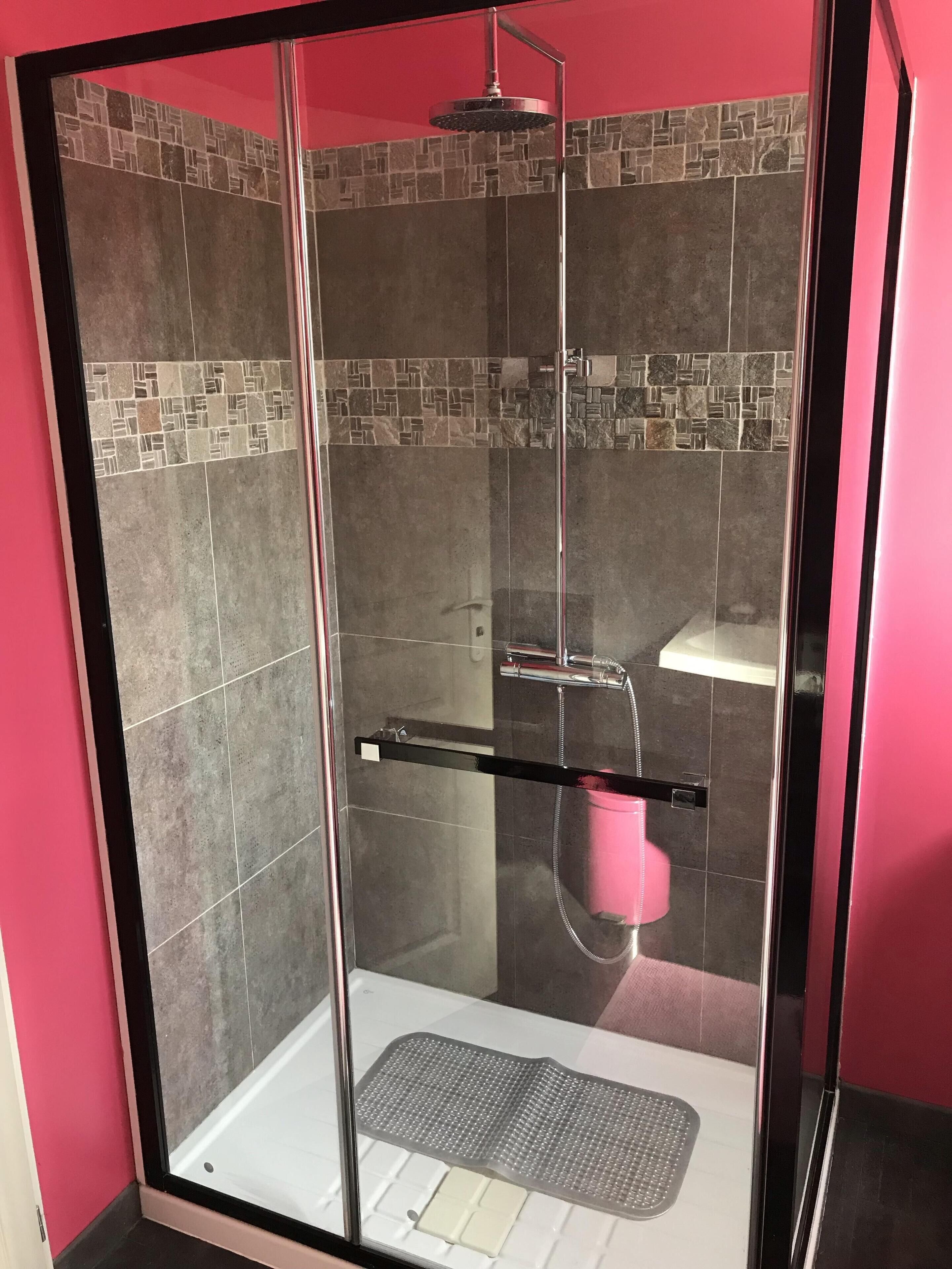 Douche, sèche-cheveux, serviettes fournies, papier toilette