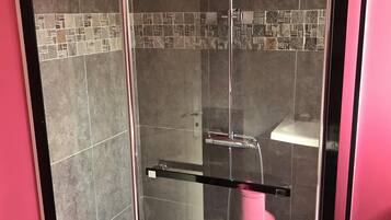 Douche, sĂšche-cheveux, serviettes fournies, papier toilette