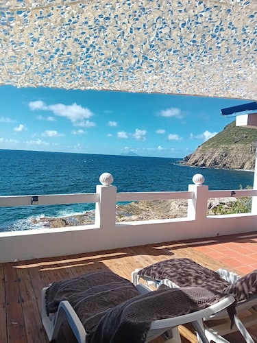 Private pool, quiet deck for this Loft with 180° ocean view; close to beaches