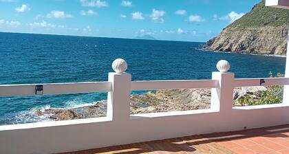 Private pool, quiet deck for this Loft with 180° ocean view; close to beaches