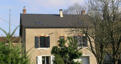 Modern Home near River & Forest – Fireplace, Large Garden, Pet-Friendly, WiFi