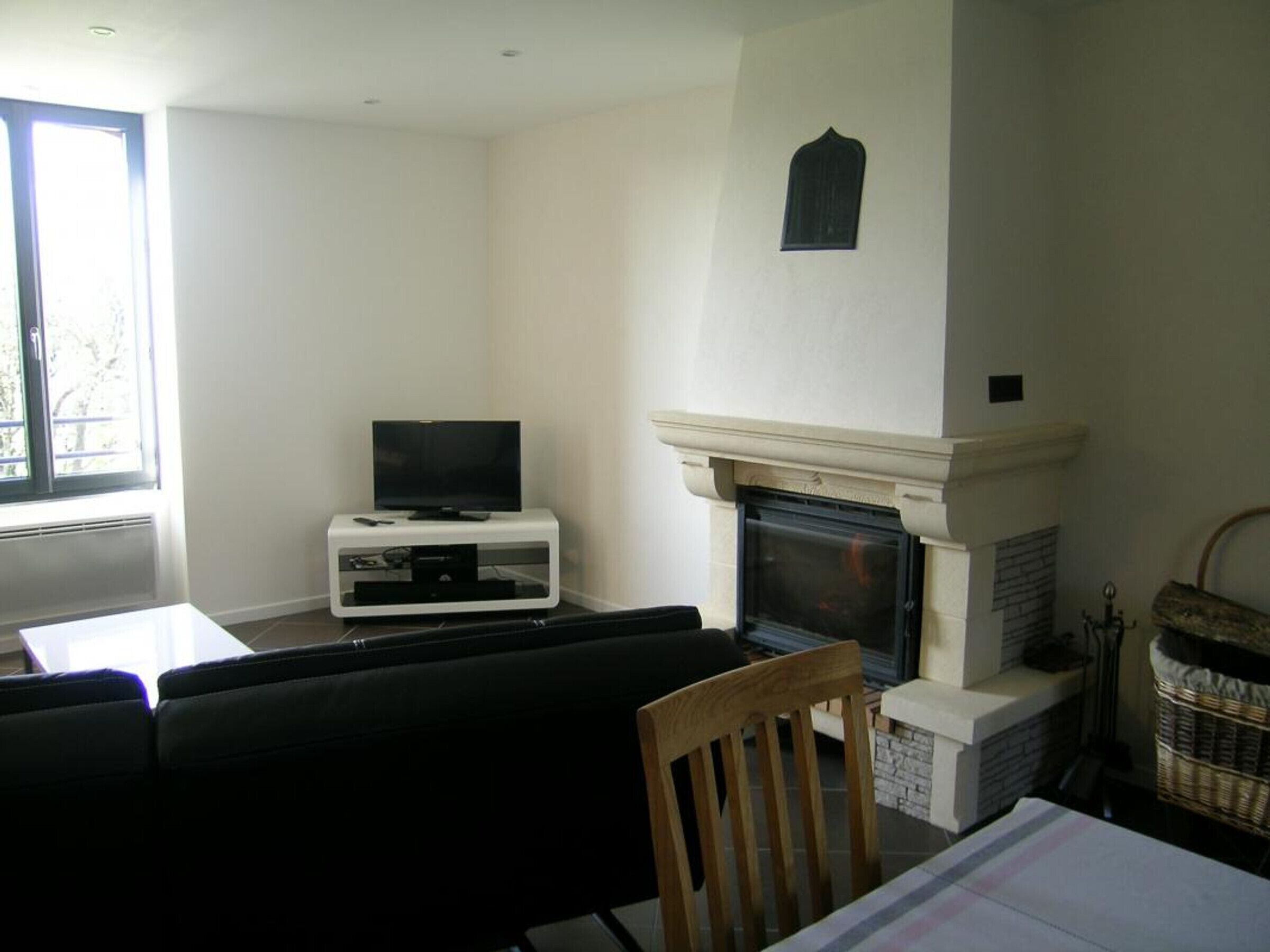 Flatskjerm-TV, peis og DVD-spiller