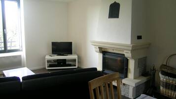 Een flatscreentelevisie, een open haard en een dvd-speler