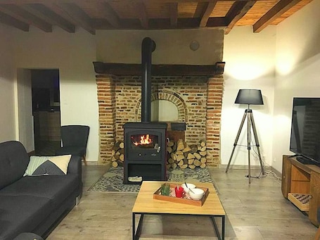 TV, fireplace, DVD player. Country holiday home, pets allowed