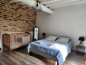 4 bedrooms, bed sheets - Country holiday home, pets allowed (Vaumas)
