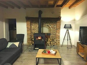 TV, caminetto, lettore DVD