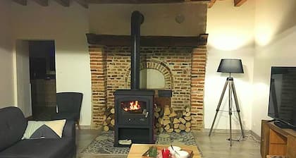 Spacious Family Country Retreat with Modern Amenities Near Le Pal Amusement Park