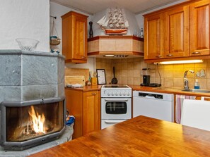 Een koelkast, een microgolfoven, een vaatwasser