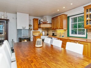 Een koelkast, een microgolfoven, een vaatwasser