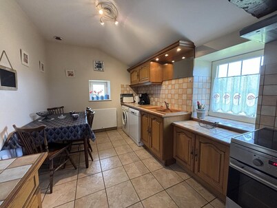 Renovated farmhouse with enclosed garden, pets allowed, WiFi and parking