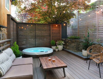 ★Ocean View Loft w/ Dedicated Hot Tub in Departure Bay. Treat Yourself Book Now★
