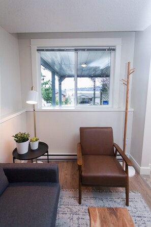 Smart TV, books, stereo - 2.5 Hrs to Ucluelet | Modern | Hot Tub | Top 1% | 5 Mins From Ferry (Nanaimo)