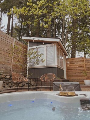 Terrace/patio - Island Getaway • Treat Yourself & Create Memories • Books • Games • Hot Tub (Nanaimo)