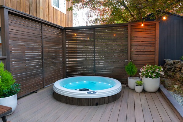 Outdoor spa tub