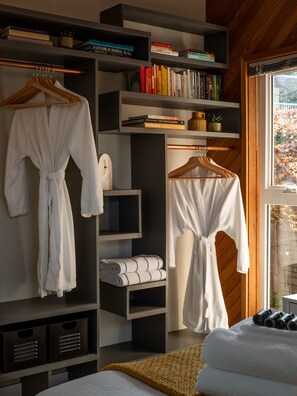 Interior - 2.5 Hrs to Ucluelet | Modern | Hot Tub | Top 1% | 5 Mins From Ferry (Nanaimo)