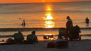 Beach nearby, sun loungers, beach towels - Walk to beach or bask in your private pool, fun and newly renovated Beach House (Naples)