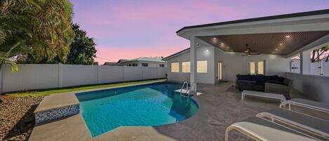 Utendørsbasseng og et oppvarmet basseng