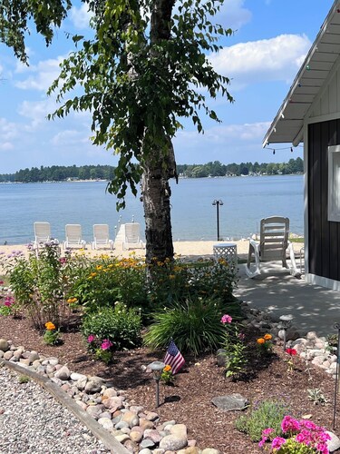  Escape to the Holiday House. Serenity of Sunsets, Lakeside boat dock included.