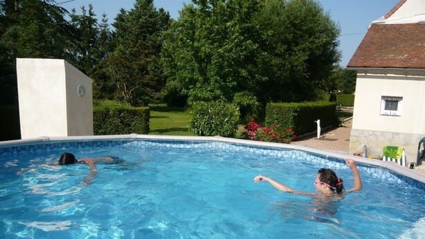 Ein Schwimmbecken mit zwei Personen im Wasser.