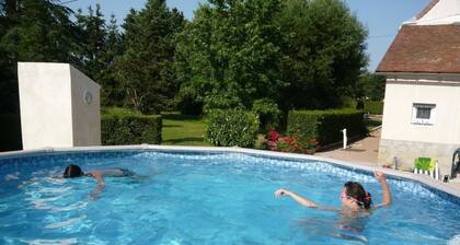 Grande maison à Saint-Pourçain avec piscine, sauna et WiFi