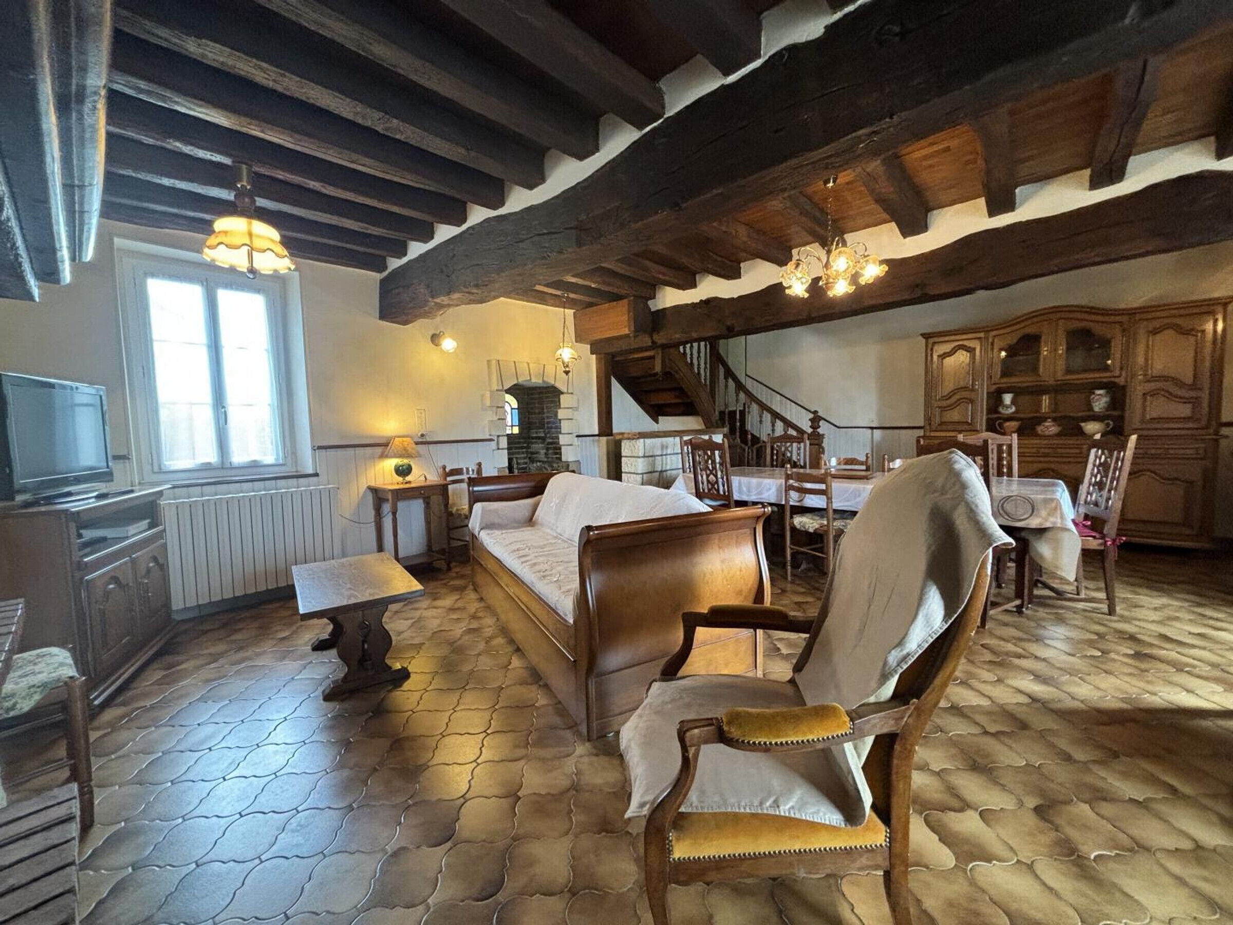 薄型テレビ、暖炉  、卓球台