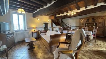 Flatscreentelevisie, een open haard en een tafeltennistafel